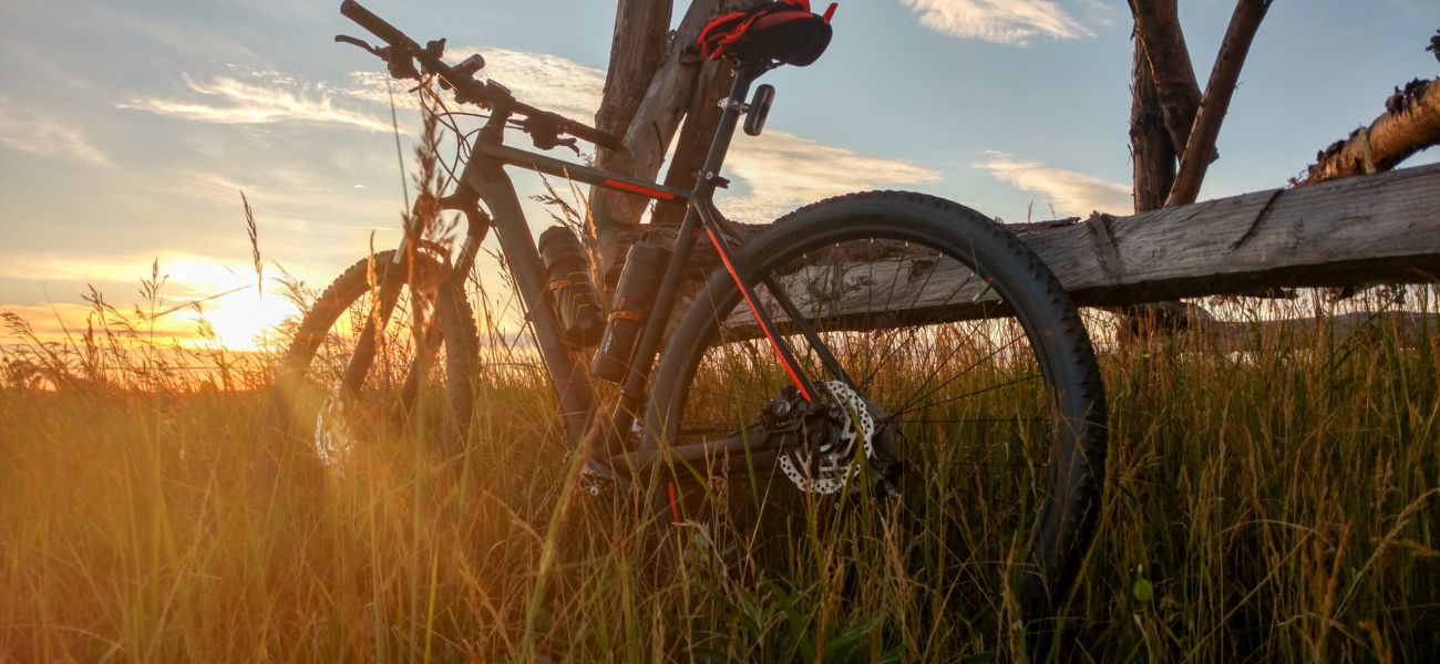 Foto de bicicleta en la naturaleza al atardecer